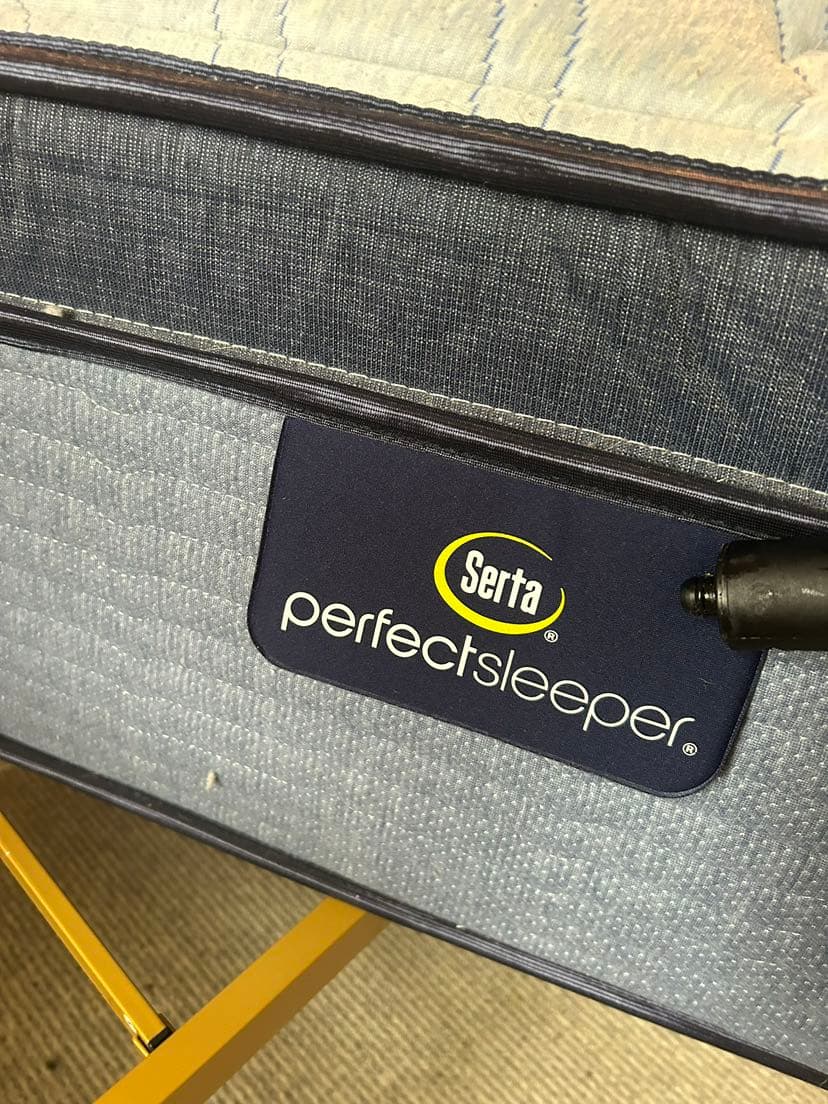 Close-up of a Serta Perfect Sleeper mattress law tag
